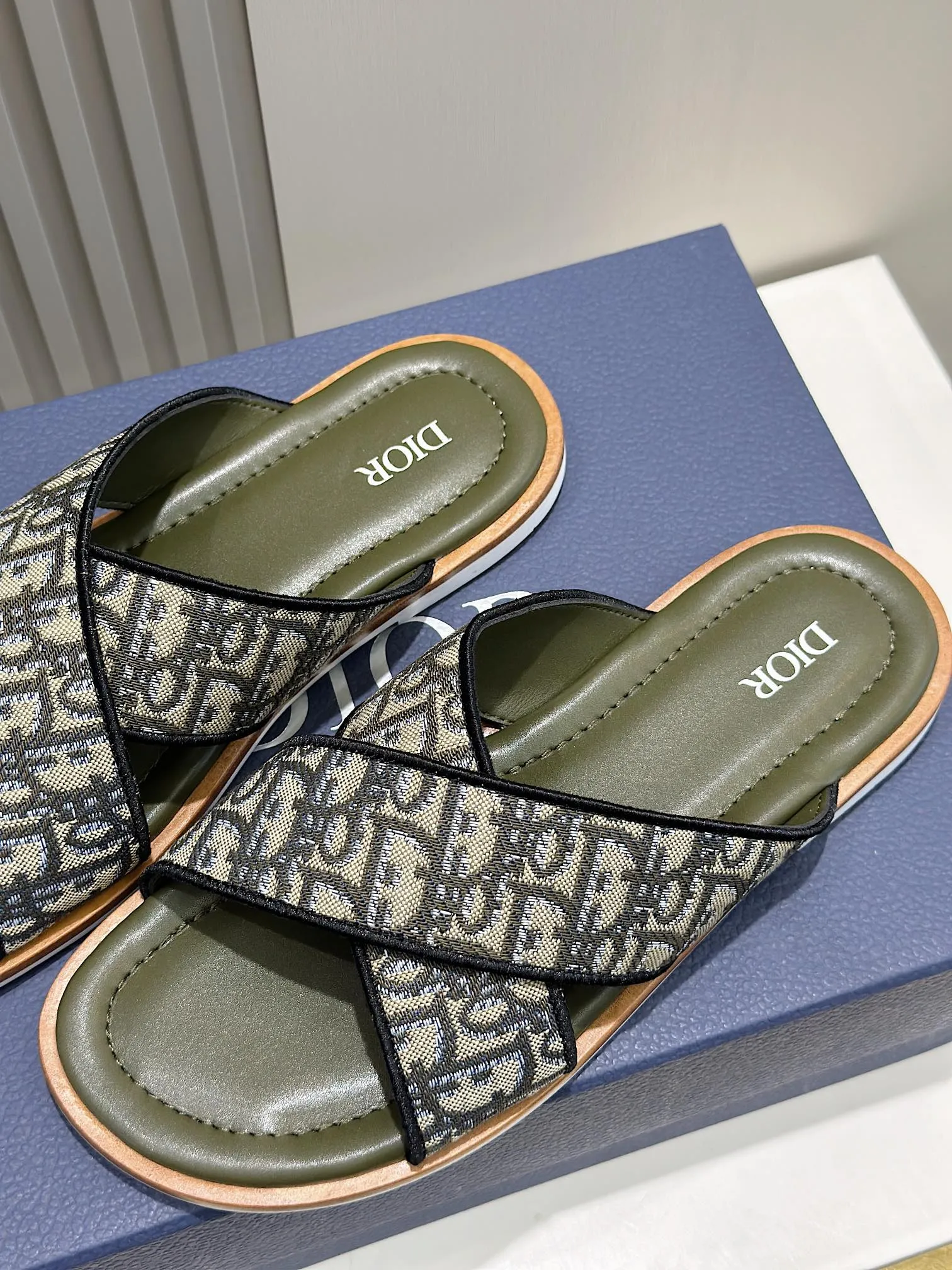 P320 [DIOR] Size 39-44 (38.45 custom-made) 2024ss Dior’s latest men’s slippers are a must-have. Dior Alias ​​Men's Genuine Leather Slippers This summer new Alias ​​sandal embodies a casual and elegant style. Carefully crafted from grained cow leather and Oblique printed fabric, with cowhide lining! Cross-strap design with metal-clad brass CD Diamond logo. The imported cowhide leather and rubber sole adds sophistication and comfort, while Oblique print-effect anti-slip panels add style.